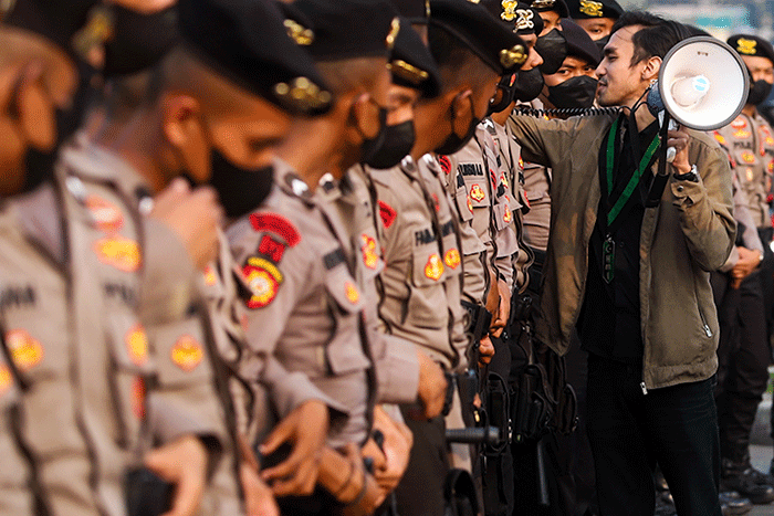 Mahasiswa yang tergabung dalam Himpunan Mahasiswa Islam (HMI) Jakarta Barat menggelar aksi tolak kenaikan BBM di Gedung DPR/MPR Senayan, Jakarta.
