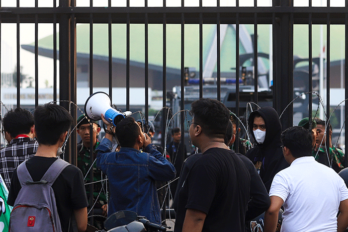Mahasiswa yang tergabung dalam Himpunan Mahasiswa Islam (HMI) Jakarta Barat menggelar aksi tolak kenaikan BBM di Gedung DPR/MPR Senayan, Jakarta.