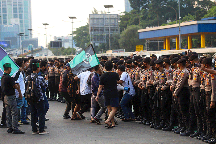 Mahasiswa yang tergabung dalam Himpunan Mahasiswa Islam (HMI) Jakarta Barat menggelar aksi tolak kenaikan BBM di Gedung DPR/MPR Senayan, Jakarta.