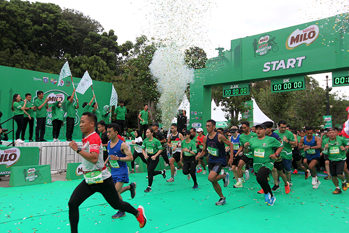 Peserta saat mengikuti gelaran lomba lari yang berlangsung di kawasan Gelora Bung Karno (GBK), Jakarta, Minggu (4/9/2022).