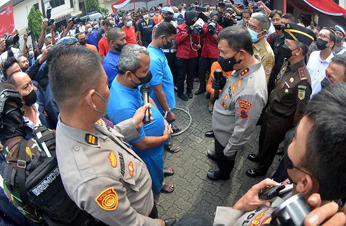 Kapolda Jateng Irjen Pol.Ahmad Luthfi menginterogasi sejumlah pelaku penimbunan dan pengoplosan bahan bakar minyak (BBM) bersubsidi.