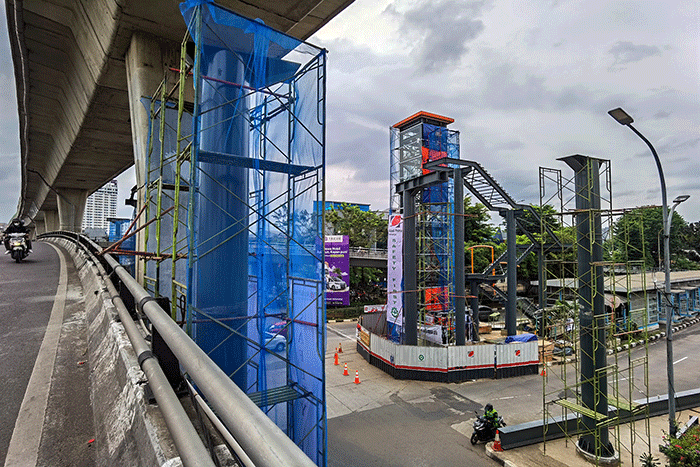 Suasana pembangunan skywalk, untuk memperlancar mobilitas dan pergantian antarmoda para penumpang kereta rel listrik dan Transjakarta.