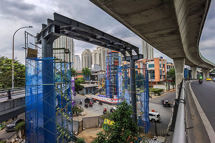 Suasana pembangunan skywalk, untuk memperlancar mobilitas dan pergantian antarmoda para penumpang kereta rel listrik dan Transjakarta.