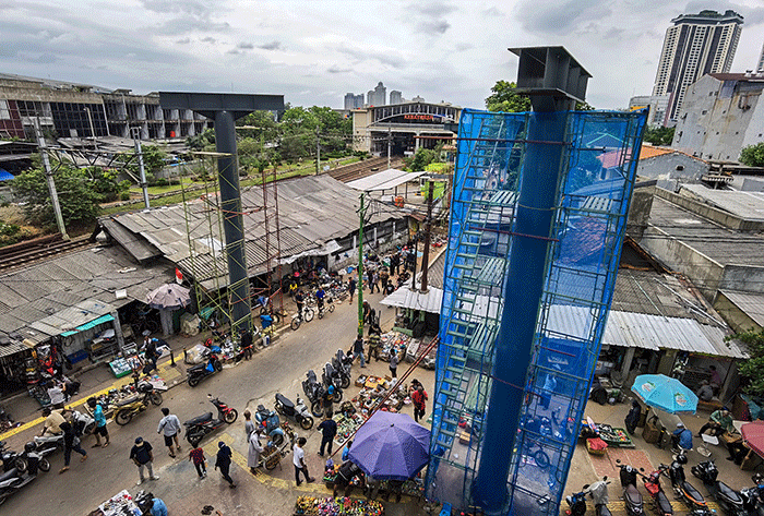 Suasana pembangunan skywalk, untuk memperlancar mobilitas dan pergantian antarmoda para penumpang kereta rel listrik dan Transjakarta.