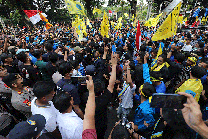 Sejumlah mahasiswa menggelar unjuk rasa menolak kenaikan harga BBM di kawasan Patung Kuda Arjuna Wiwaha, Jakarta, Senin (5/9/2022).