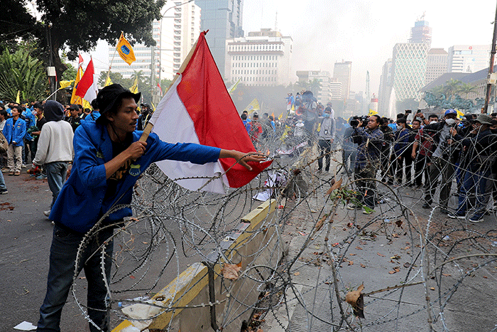 Sejumlah mahasiswa menggelar unjuk rasa menolak kenaikan harga BBM di kawasan Patung Kuda Arjuna Wiwaha, Jakarta, Senin (5/9/2022).