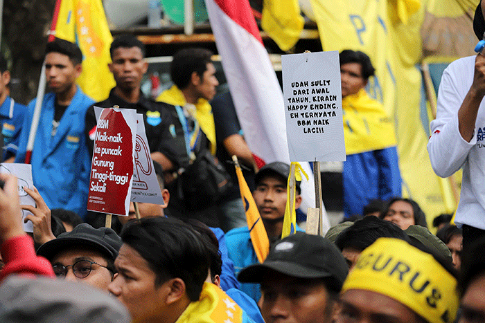 Sejumlah mahasiswa menggelar unjuk rasa menolak kenaikan harga BBM di kawasan Patung Kuda Arjuna Wiwaha, Jakarta, Senin (5/9/2022).
