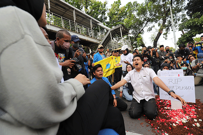 Sejumlah mahasiswa menggelar unjuk rasa menolak kenaikan harga BBM di kawasan Patung Kuda Arjuna Wiwaha, Jakarta, Senin (5/9/2022).