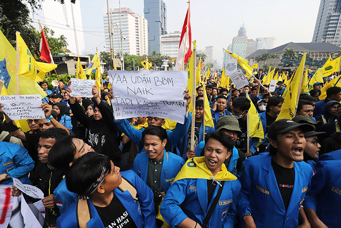 Sejumlah mahasiswa menggelar unjuk rasa menolak kenaikan harga BBM di kawasan Patung Kuda Arjuna Wiwaha, Jakarta, Senin (5/9/2022).