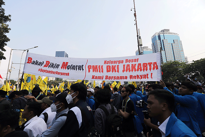 Sejumlah mahasiswa menggelar unjuk rasa menolak kenaikan harga BBM di kawasan Patung Kuda Arjuna Wiwaha, Jakarta, Senin (5/9/2022).