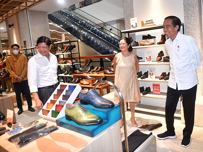 Presiden Joko Widodo mengajak Presiden Ferdinand Romualdez Marcos Jr. dan Ibu Louise Araneta Marcos mengunjungi Gedung Sarinah, Jakarta, Senin (5/9/2022).