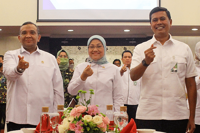 Menteri Ketenagakerjaan Ida Fauziyah (kiri) dan Direktur Utama BPJS Ketenagakerjaan Anggoro Eko Cahyo melakukan serah terima data calon penerima BSU 2022.