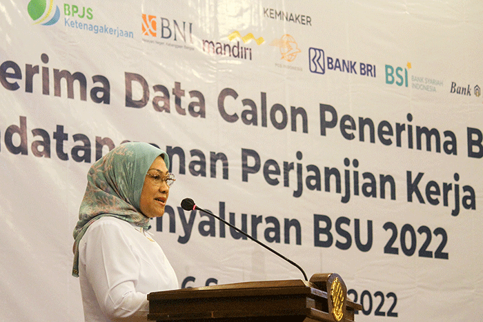 Menteri Ketenagakerjaan Ida Fauziyah (kiri) dan Direktur Utama BPJS Ketenagakerjaan Anggoro Eko Cahyo melakukan serah terima data calon penerima BSU 2022.
