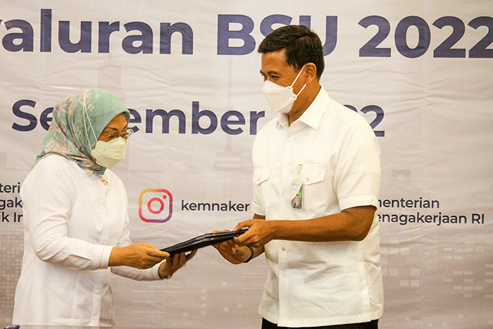 Menteri Ketenagakerjaan Ida Fauziyah (kiri) dan Direktur Utama BPJS Ketenagakerjaan Anggoro Eko Cahyo melakukan serah terima data calon penerima BSU 2022.