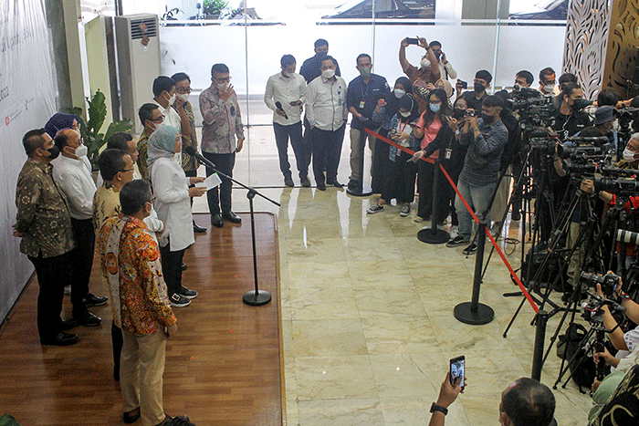 Menteri Ketenagakerjaan Ida Fauziyah (kiri) dan Direktur Utama BPJS Ketenagakerjaan Anggoro Eko Cahyo melakukan serah terima data calon penerima BSU 2022.
