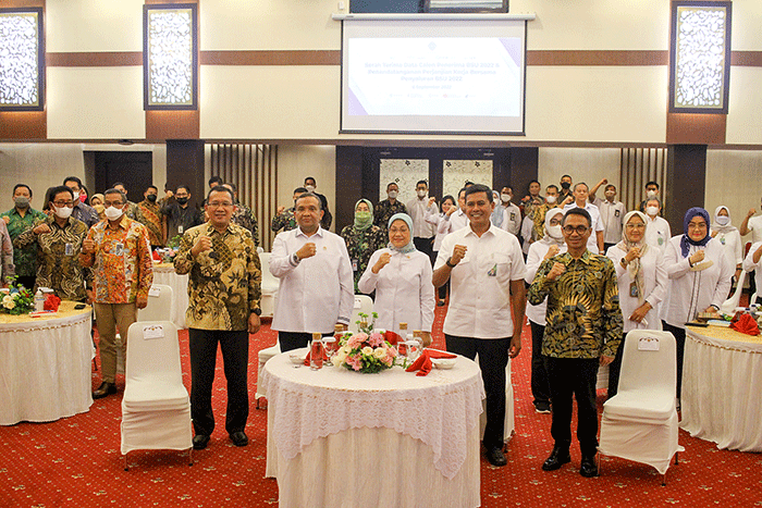 Menteri Ketenagakerjaan Ida Fauziyah (kiri) dan Direktur Utama BPJS Ketenagakerjaan Anggoro Eko Cahyo melakukan serah terima data calon penerima BSU 2022.