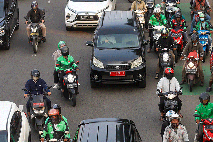 Sejumlah ojek online melintas di Jalan Gatot Subroto, Jakarta, Senin (5/9/2022).