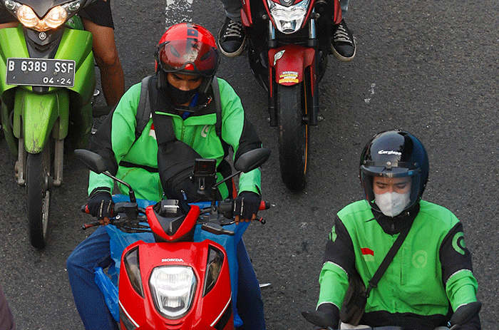 Sejumlah ojek online melintas di Jalan Gatot Subroto, Jakarta, Senin (5/9/2022).