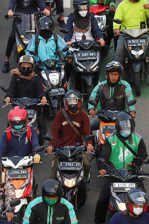 Sejumlah ojek online melintas di Jalan Gatot Subroto, Jakarta, Senin (5/9/2022).