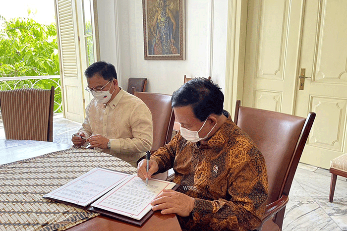 Menteri Pertahanan Prabowo Subianto (kedua kanan) mendampingi Presiden Joko Widodo (kiri) dalam penyambutan kunjungan kenegaraan Presiden Filipina.