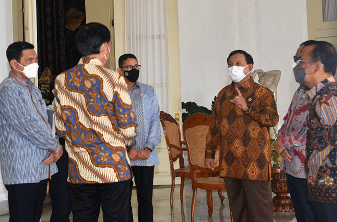 Menteri Pertahanan Prabowo Subianto (kedua kanan) mendampingi Presiden Joko Widodo (kiri) dalam penyambutan kunjungan kenegaraan Presiden Filipina.