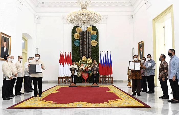Menteri Pertahanan Prabowo Subianto (kedua kanan) mendampingi Presiden Joko Widodo (kiri) dalam penyambutan kunjungan kenegaraan Presiden Filipina.