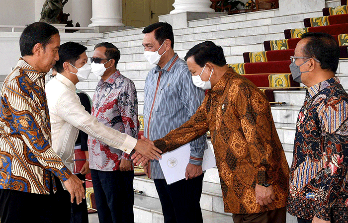 Menteri Pertahanan Prabowo Subianto (kedua kanan) mendampingi Presiden Joko Widodo (kiri) dalam penyambutan kunjungan kenegaraan Presiden Filipina.