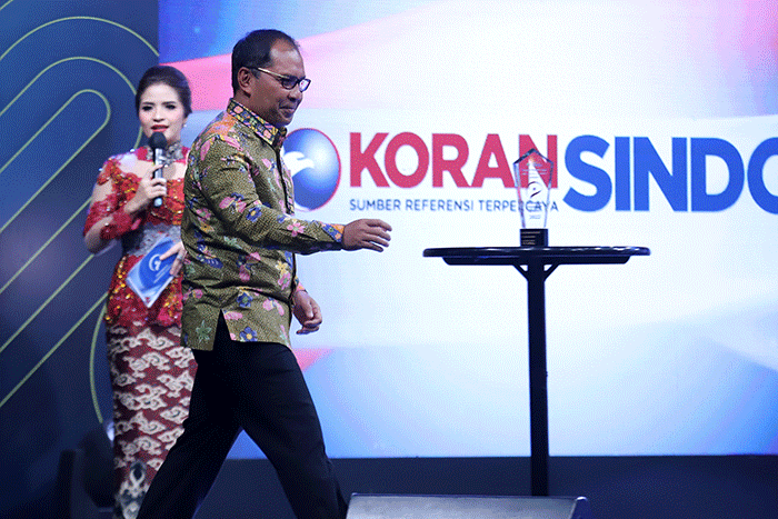 Wali Kota Makassar Drs. H. Mohammad Ramdhan Pomanto saat menerima penghargaan dalam acara Malam Inagurasi Inonesia Visonary Leaders (IVL) Season X.