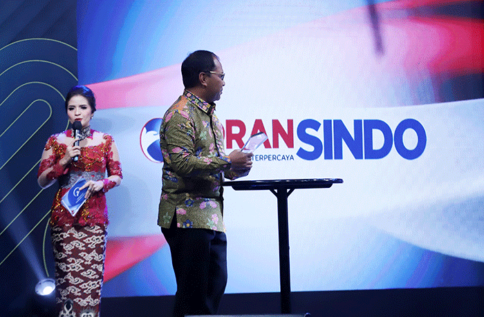 Wali Kota Makassar Drs. H. Mohammad Ramdhan Pomanto saat menerima penghargaan dalam acara Malam Inagurasi Inonesia Visonary Leaders (IVL) Season X.