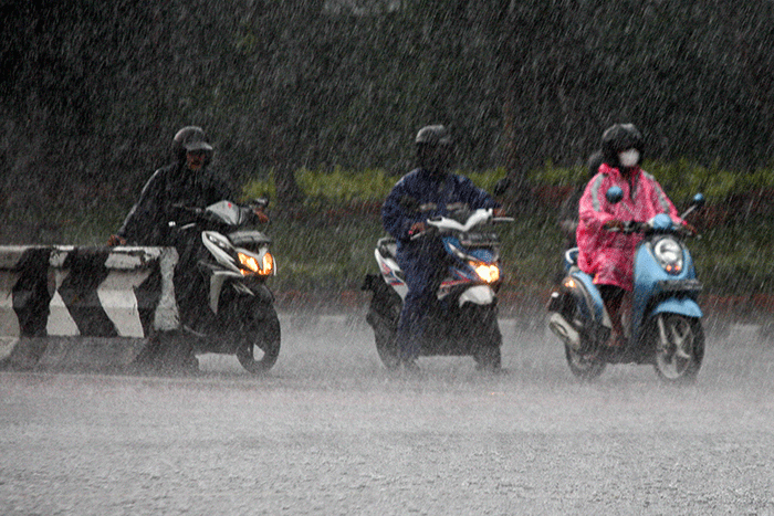 Pengendara sepeda motor menerobos hujan deras di kawasan Jakarta Timur, Rabu (7/9/2022).
