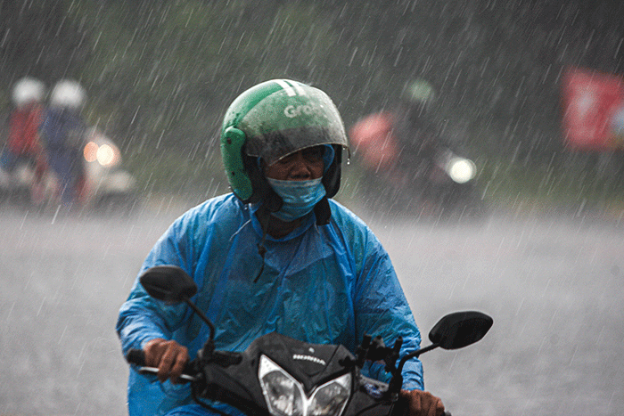 Pengendara sepeda motor menerobos hujan deras di kawasan Jakarta Timur, Rabu (7/9/2022).