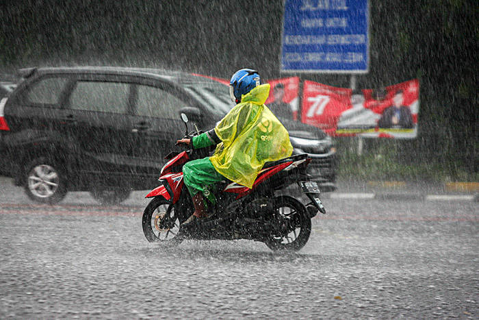 Pengendara sepeda motor menerobos hujan deras di kawasan Jakarta Timur, Rabu (7/9/2022).