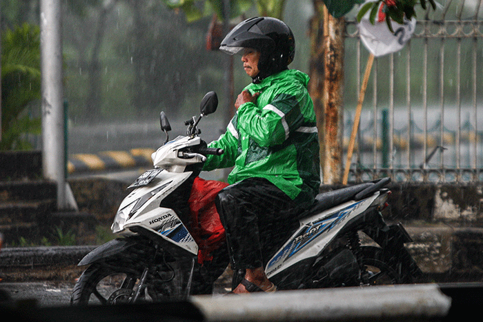 Pengendara sepeda motor menerobos hujan deras di kawasan Jakarta Timur, Rabu (7/9/2022).