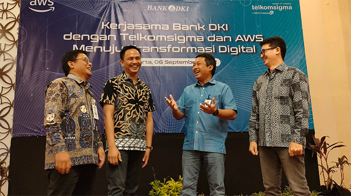 Penandatanganan kerja sama Bank DKI dengan Amazon Web Services dan Telkomsigma terkait pemanfaatan teknologi komputasi awan atau cloud computing di Jakarta.