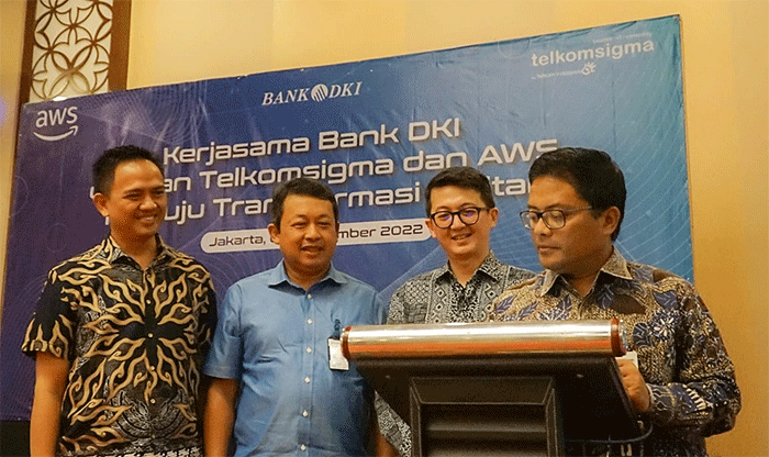 Penandatanganan kerja sama Bank DKI dengan Amazon Web Services dan Telkomsigma terkait pemanfaatan teknologi komputasi awan atau cloud computing di Jakarta.