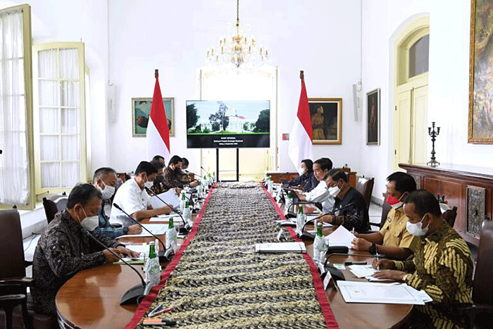 Presiden Joko Widodo menggelar rapat terbatas terkait Evaluasi Proyek Strategis Nasional (PSN) dengan sejumlah Menteri Kabinet Kerja.
