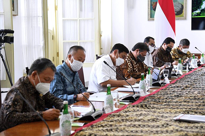 Presiden Joko Widodo menggelar rapat terbatas terkait Evaluasi Proyek Strategis Nasional (PSN) dengan sejumlah Menteri Kabinet Kerja.