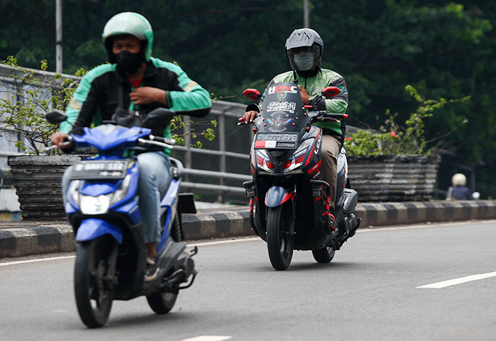 Pengemudi ojek online (ojol) saat menunggu kedatangan penumpang di kawasan Pinang Ranti, Jakarta Timur, Rabu (7/9/2022).