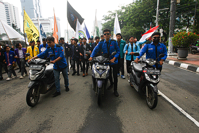 Ratusan mahasiswa menggelar aksi demo menolak kenaikan harga Bahan Bakar Minyak (BBM) di kawasan Patung Kuda, Monas, Jakarta Pusat, Kamis (8/9/2022).