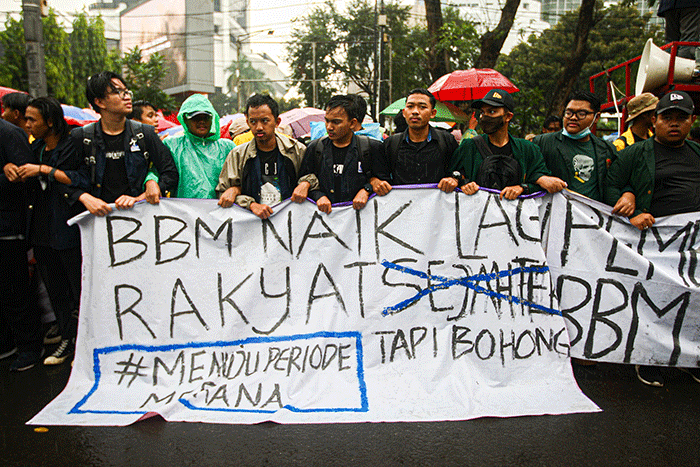 Ratusan mahasiswa menggelar aksi demo menolak kenaikan harga Bahan Bakar Minyak (BBM) di kawasan Patung Kuda, Monas, Jakarta Pusat, Kamis (8/9/2022).