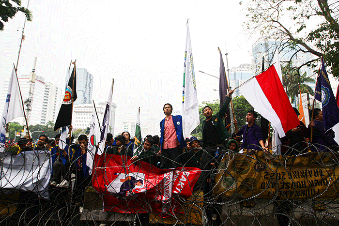 Ratusan mahasiswa menggelar aksi demo menolak kenaikan harga Bahan Bakar Minyak (BBM) di kawasan Patung Kuda, Monas, Jakarta Pusat, Kamis (8/9/2022).