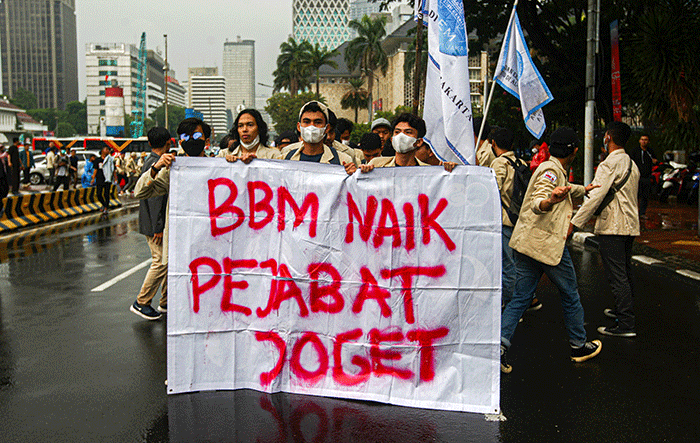 Ratusan mahasiswa menggelar aksi demo menolak kenaikan harga Bahan Bakar Minyak (BBM) di kawasan Patung Kuda, Monas, Jakarta Pusat, Kamis (8/9/2022).