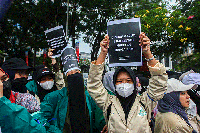 Ratusan mahasiswa menggelar aksi demo menolak kenaikan harga Bahan Bakar Minyak (BBM) di kawasan Patung Kuda, Monas, Jakarta Pusat, Kamis (8/9/2022).