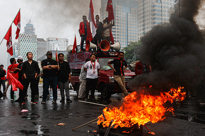 Ratusan mahasiswa menggelar aksi demo menolak kenaikan harga Bahan Bakar Minyak (BBM) di kawasan Patung Kuda, Monas, Jakarta Pusat, Kamis (8/9/2022).