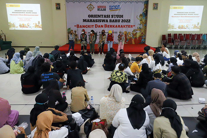 Ratusan mahasiswa baru saat mengikuti kegiatan masa Orientasi Studi Mahasiswa Baru (OSMARU) di Universitas Sahid (USAHID) Jakarta, Kamis (8/9/2022).