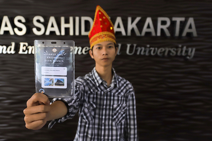 Ratusan mahasiswa baru saat mengikuti kegiatan masa Orientasi Studi Mahasiswa Baru (OSMARU) di Universitas Sahid (USAHID) Jakarta, Kamis (8/9/2022).