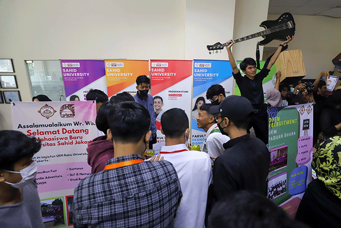 Ratusan mahasiswa baru saat mengikuti kegiatan masa Orientasi Studi Mahasiswa Baru (OSMARU) di Universitas Sahid (USAHID) Jakarta, Kamis (8/9/2022).