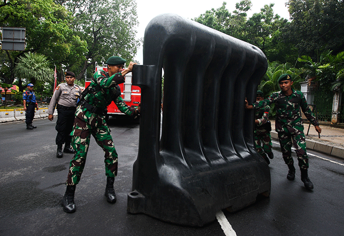 Aparat polisi saat bersiaga menjaga aksi demo mahasiswa di kawasan Patung Kuda, Jakarta Pusat, Kamis (8/9/2022).