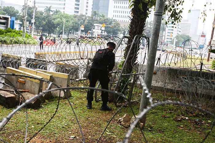 Aparat polisi saat bersiaga menjaga aksi demo mahasiswa di kawasan Patung Kuda, Jakarta Pusat, Kamis (8/9/2022).