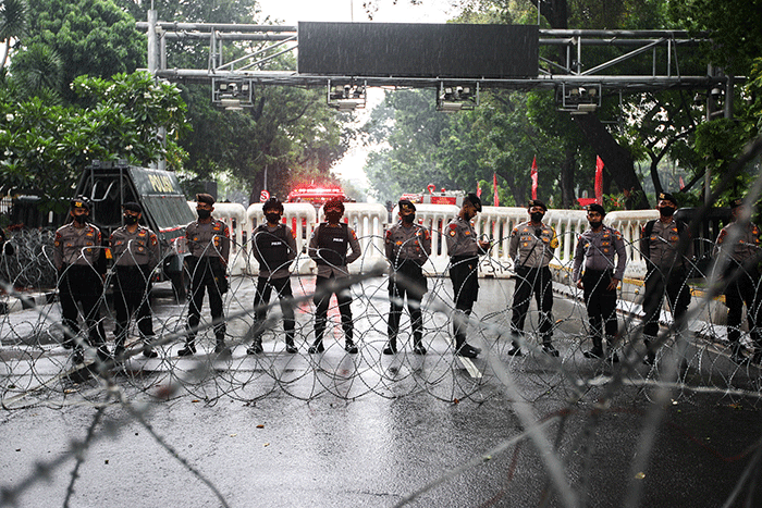 Aparat polisi saat bersiaga menjaga aksi demo mahasiswa di kawasan Patung Kuda, Jakarta Pusat, Kamis (8/9/2022).